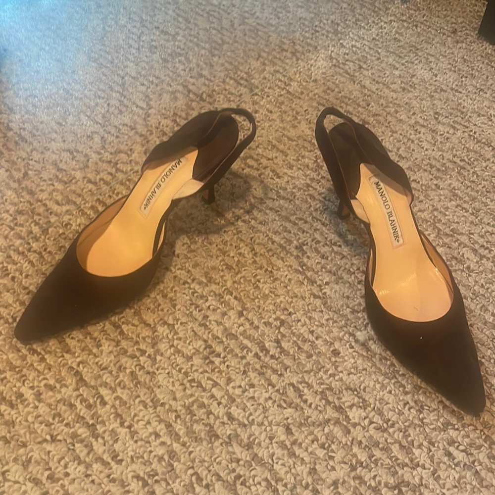 Manolo blahnik suede pumps in brown